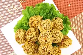 方便面新吃法，肉馅裹上方便面炸成嘎嘣脆的丸子，金黄酥脆吃不停图片