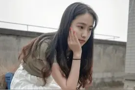 住在一个楼上的邻居小妹, 这样坐在钢管上不冷吗?图片