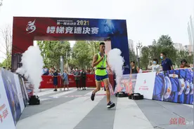 背40多斤装备登37层高楼，成都消防员运动会上演“垂直马拉松”图片