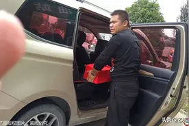 泪目，大货车司机带儿子骨灰回家，称将他葬在爷爷奶奶身边很放心图片