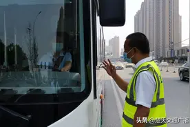 国庆我在岗｜公交安全员：守护公交运营安全为祖国“献礼”图片