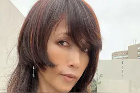 51岁工藤静香不满意发际线，公主切很二次元，戴木村拓哉同款项链图片
