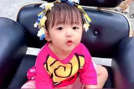 妈妈给女儿烫头，新发型太成熟，女儿躲衣柜里大喊：我没脸见人了图片