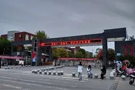 随拍临颍三高大门图片