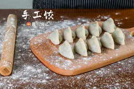 为何包饺子不用饺子机而是坚持手工包饺子呢？图片