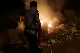 沧州：垃圾堆起火气味刺鼻，巡警消防联合扑救图片