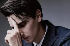 男人手表带左手好，还是戴右手好？别再带错让人嘲笑，学会不吃亏图片