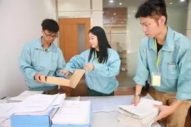 大学生付费“进大厂”实习，是天坑还是捷径？医学生表示没得选图片