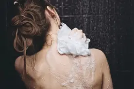 洗澡搓下来的黑泥到底是什么？显微镜放大100倍，看完一阵恶寒图片