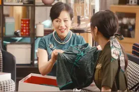 《婆婆的镯子》：一袭华丽的旗袍，撕开婆婆的“隐痛”和“无知”图片