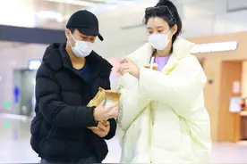 奚梦瑶不太照顾丈夫感受，1米78逛街还穿厚底鞋，何猷君显得矮图片