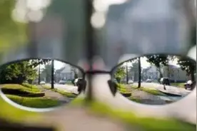 高度近视戴眼镜就OK了？别太天真了，这些危害随时找上门图片