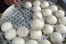 蒸馒头，记住“3揉3醒”技巧，很多人做不好，难怪馒头不软还塌陷图片