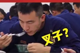 消防员为何要用叉子吃饭?看完后，你还忍心质疑吗？图片
