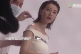 高圆圆拍广告穿紧身连衣裙，手捧微凸小腹不断抚摸被指怀二胎图片