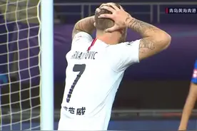 上港再闹笑话！陈戌源现场观看上港球员翻车现场，直接低下了头。图片