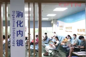 男子刷舌苔，一个不小心，整个牙刷吞进肚子里图片