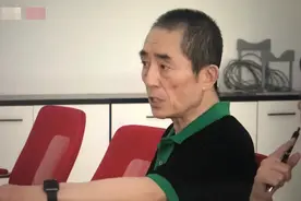 张艺谋拒绝1个亿代言，70岁每天工作20小时，与娇妻似两代人图片
