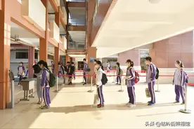 “上课起立”换新动作了 开学第一课南昌一中学推广作揖礼图片