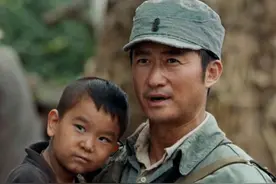 剃眉毛戴黄色假牙，被吴京教“怎么生孩子”，张天爱这次突破了图片