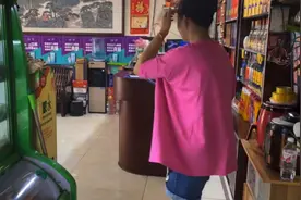 费县路边菜馆，3年老鸡138元一份，老板娘天然美女引来一众男客人图片
