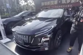 2022款红旗E111实车，配直瀑前脸，流线大灯，预计能火？图片
