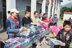 记者探访“旧衣物回收箱”背后：你捐赠的旧衣服都去了哪儿？图片