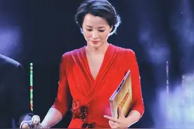 董卿不愧是优雅代名词，一袭明艳红裙被她穿的高雅贵气，气质绝了图片