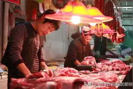 菜市场怪象：猪肉放在案板上，牛羊肉挂起来，为啥？猫腻还真不少图片