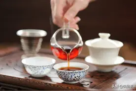你用盖碗泡茶的时候为什么总是烫到手，掌握好窍门就不用尴尬了图片