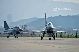 南部战区歼-10战机开展多批次空战对抗训练图片