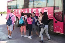 蒙古边境小城，当家妇人跨境来中国的一天图片