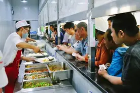 农民工的日常伙食，10元管饱，你也许吃不下，但他们吃得却很香图片