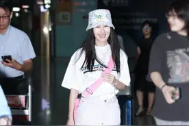 李菲儿的长腿真不是盖的，硬把上衣塞裤腰，穿平底鞋也显比例好图片