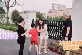 张庭一家外出偶遇路人，拉拽儿子拍视频，被迫营业的小孩好难图片