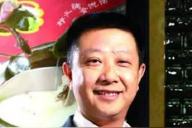 昔日四川人成新加坡首富，靠四张桌子创业成功，张勇经历了什么？图片