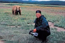 他声称动物有感情，与女友护熊13年却被熊吃掉！生前录音被禁播图片