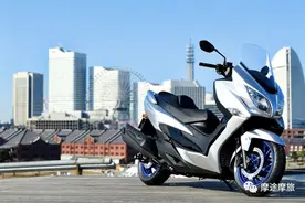 运动休旅踏板车，2021铃木汉堡人400改款细节图片