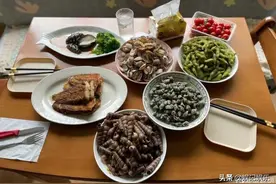 黄晓明回老家晒家人合影，吃饭开心比耶，身后多张结婚照引关注图片