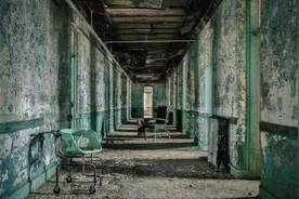 女记者装疯混进精神病院，亲身体验10天折磨，被救时已笑不出来图片