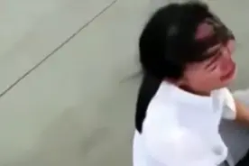 90后漂亮女孩五次没考过科目二考试，出考场坐在地上号啕大哭起来图片