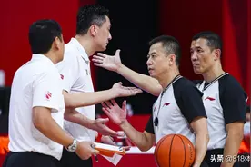 吹一送一？杜锋1秒内被两裁判吹2T驱逐，一脸懵逼：这也行？图片