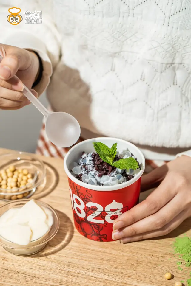 抢着点啦~ 鲜嫩滑爽的豆花,搭配甜甜粉粉的紫薯一口落肚,完全不输奶茶