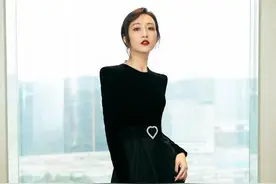 王鸥美出自己的味道，垫肩装配开叉裙又美又飒，大女人魅力挡不住图片