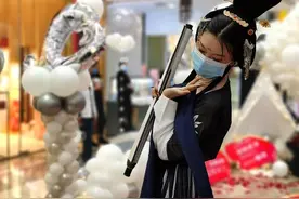 520的长春市红旗街万达广场：当汉服美女遇见粉红钢琴……图片