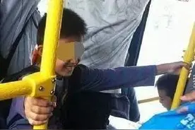 熊孩子公交车上猛推孕妇, 丈夫一脚猛踹后, 事后结果使人无法淡定图片