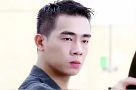 13岁辍学打工，家里穷到卖掉弟弟的陈小春，是如何山鸡变凤凰的图片