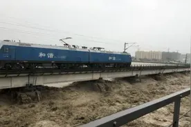 为什么抵抗洪水时，要把火车开到桥上停着？今天总算知道了图片