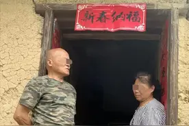 朱小贞抱着她的第三个孩子来到公司楼下，她即将和梦想告别图片
