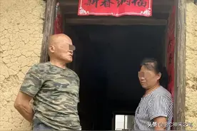 朱小贞抱着她的第三个孩子来到公司楼下，她即将和梦想告别图片